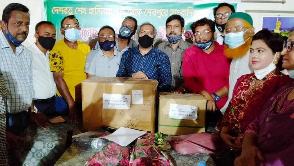 শেরপুরে আওয়ামী লীগের করোনা সুরক্ষা সামগ্রী পেলেন সাংবাদিকরা